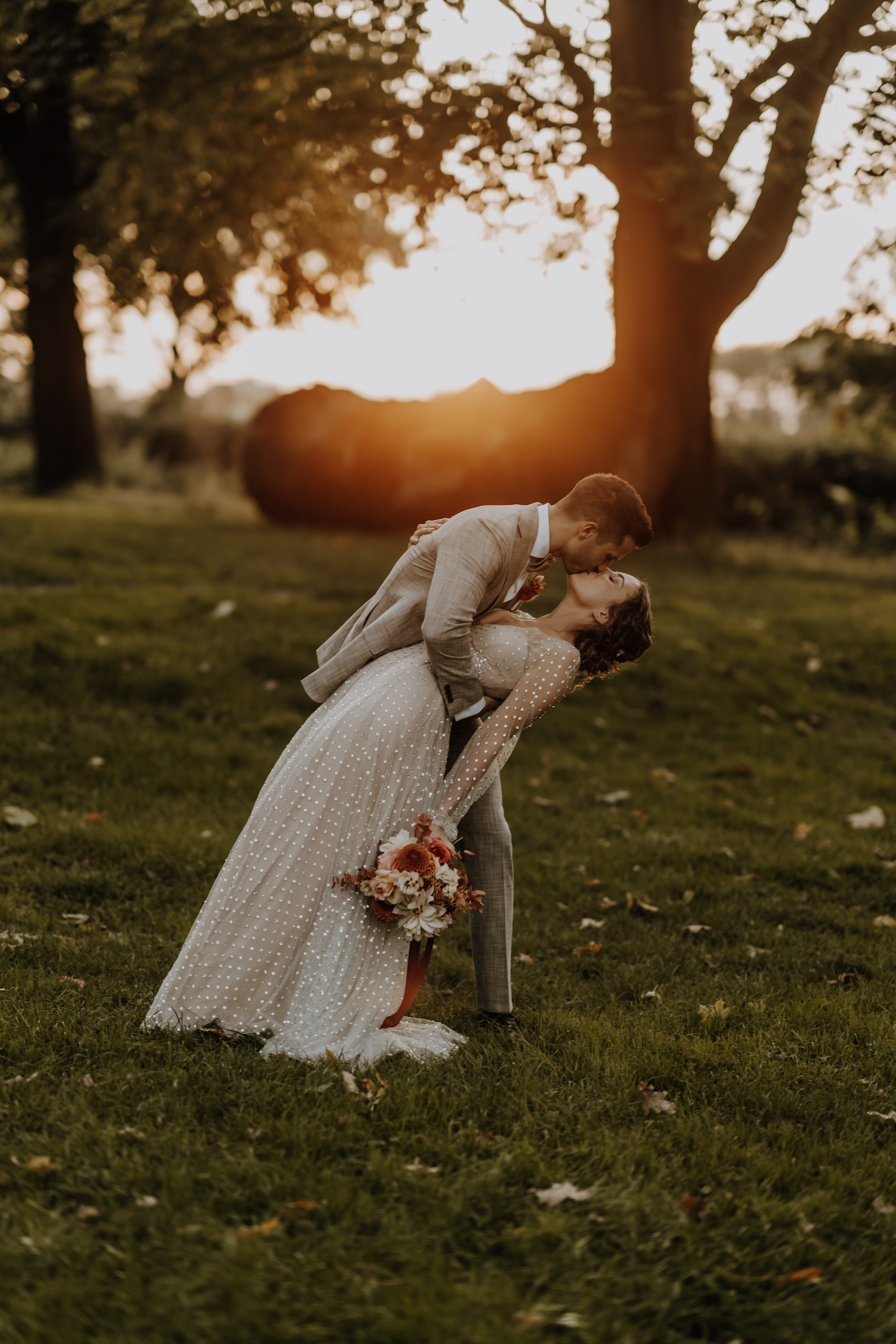 Hochzeitspaar küsst sich in Köln