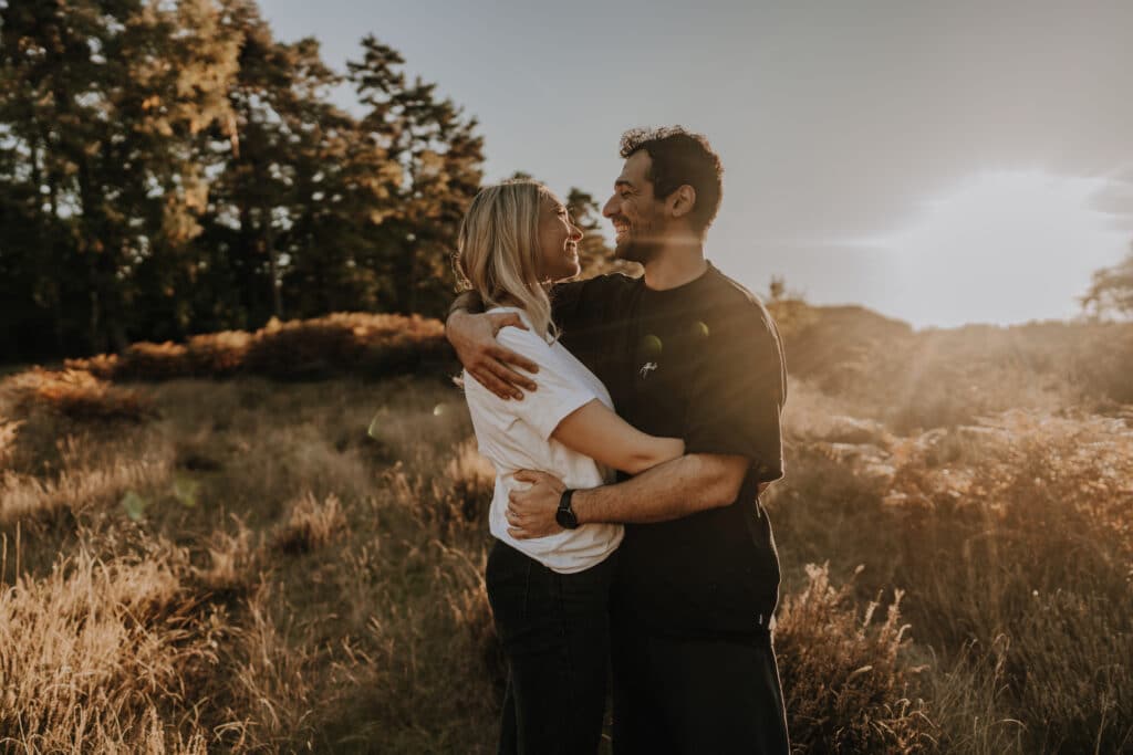Romantisches Päärchenfoto in der Natur. - Welches Fotoshooting passt zu mir?